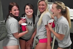 美女被日到高潮喷水视频